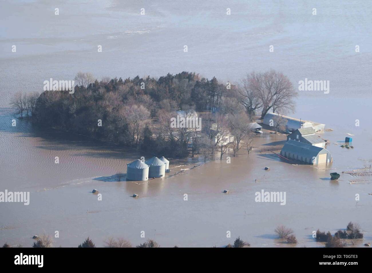 Vista aerea di una fattoria completamente sommersi dalle acque alluvionali Marzo 16, 2019 vicino a Fremont, Nebraska. Centro storico Le inondazioni causate dalla rapida fusione di nevicata record sweep attraverso le comunità rurali nel Nebraska e Iowa uccidendo almeno quattro persone nelle pianure e Midwest. Foto Stock