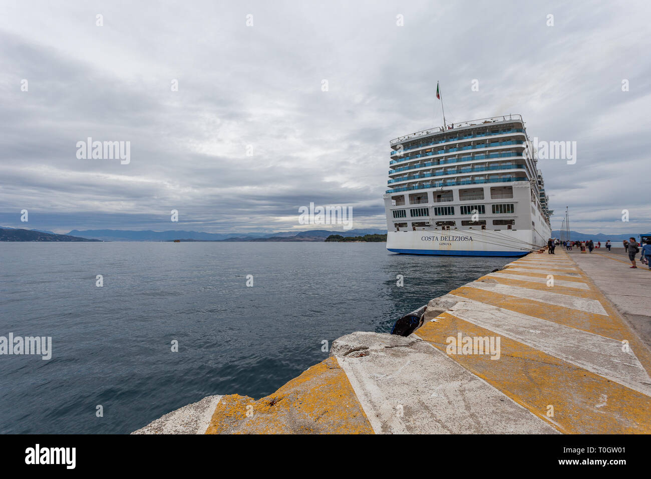 Corfù, Grecia - 23 ottobre 2018: i passeggeri che viaggiano per la salita a  bordo di una grande nave da crociera Costa Deliziosa Foto stock - Alamy