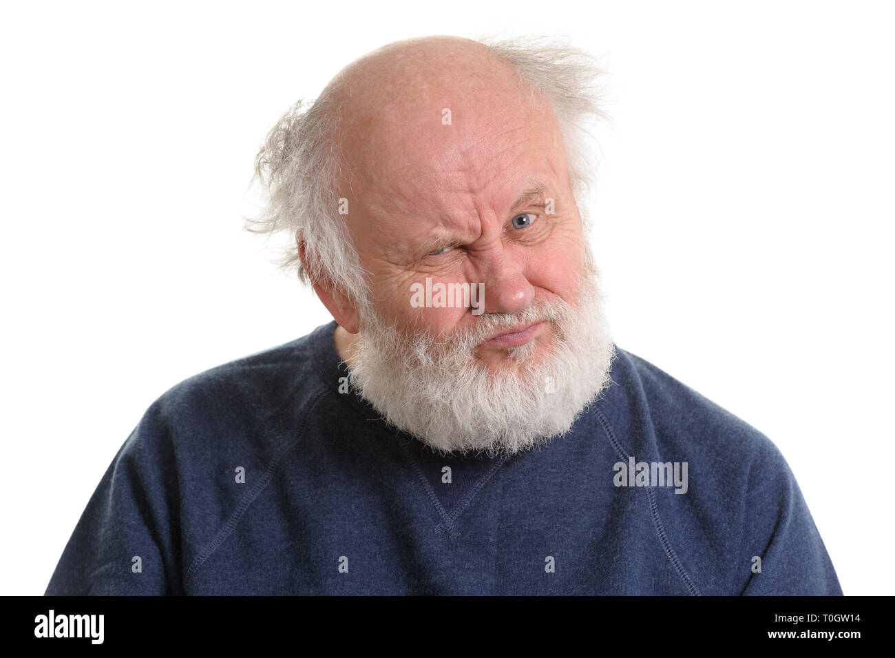 Insoddisfatto orinato vecchio uomo isolato ritratto Foto Stock