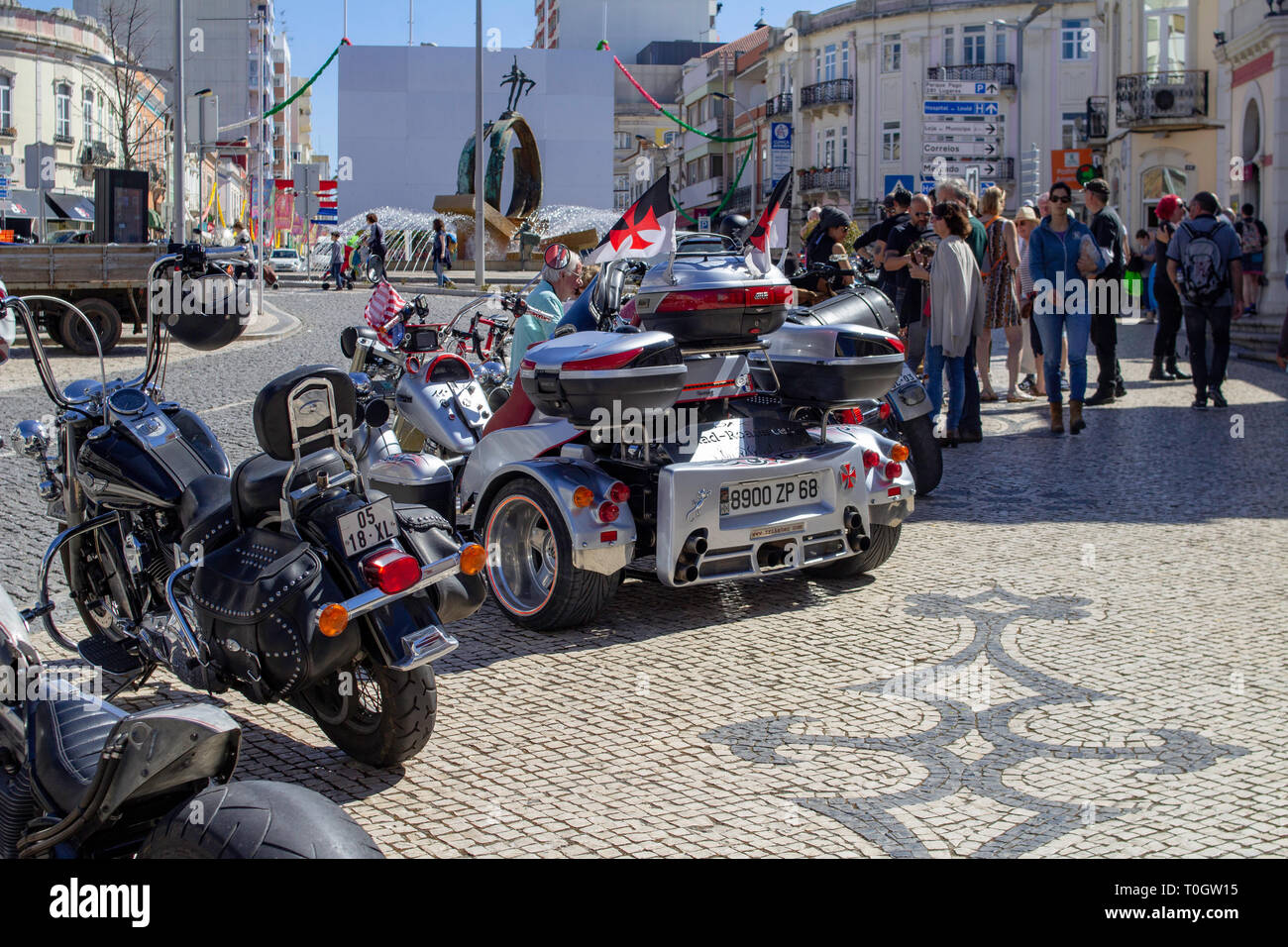 Loulé, Portogallo. Le motociclette e i loro proprietari si sono riuniti fuori dal mercato a Loulé, in Portogallo, per il loro incontro settimanale Sabato mattina. Foto Stock