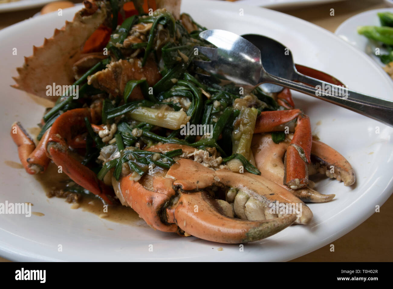 Pepe bianco granchio, un famoso piatto di frutti di mare venduti nei ristoranti e centri hawker su Singapore Foto Stock