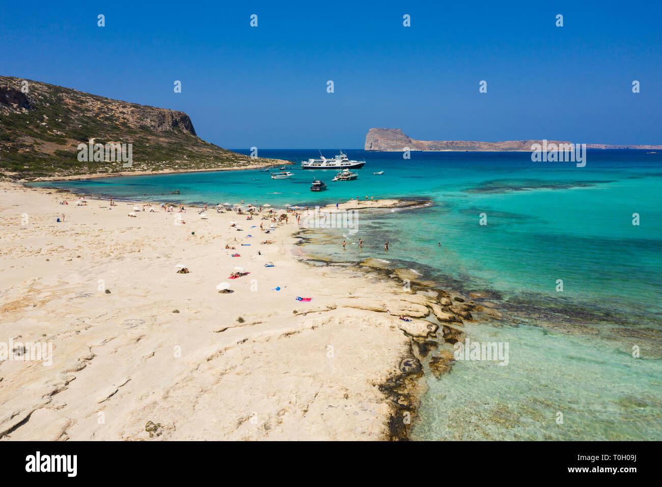 Antenna di incredibile vista panoramica sulla famosa spiaggia di Balos nella laguna di Balos e pirate island Gramvousa. Posto alla confluenza di tre mari (Egeo, Annuncio Foto Stock