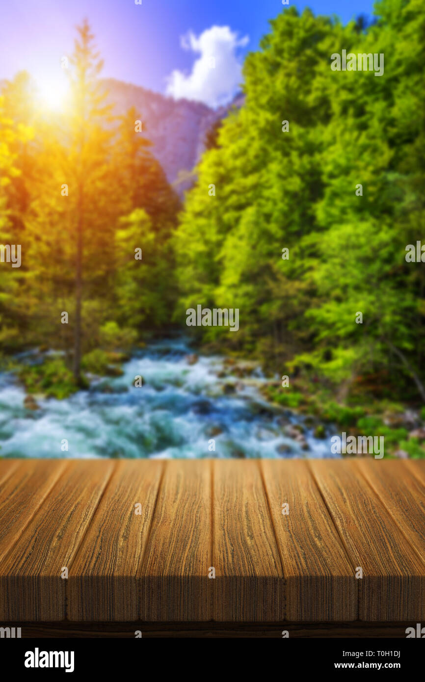 Svuotare tavolo in legno per il product placement o montaggi con particolare attenzione al tavolo in primo piano. Mock up per la visualizzazione del prodotto. Bellissimo sfondo wi Foto Stock