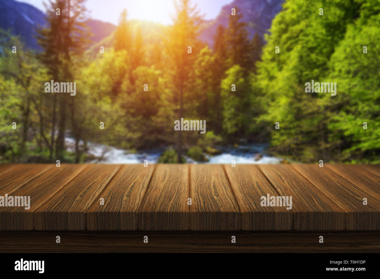 Svuotare tavolo in legno nella parte anteriore di astratta sfondo sfocato in natura, può essere utilizzato per visualizzare o montaggio dei vostri prodotti. Mock up per la visualizzazione del prodotto Foto Stock