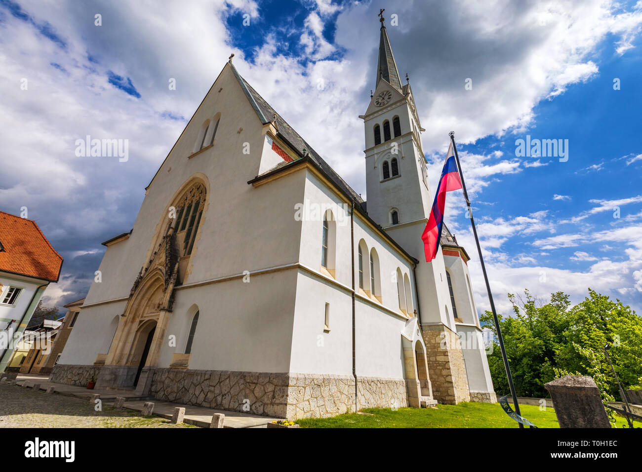 La pittoresca di San Martino La chiesa Parrocchiale sulla collina dal lago di Bled Slovenia. St Martin's Chiesa sulle rive del lago di Bled Slovenia Foto Stock