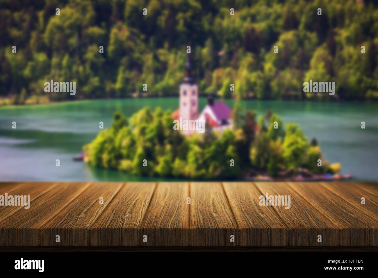 Svuotare tavolo in legno nella parte anteriore di astratta sfondo sfocato in natura, può essere utilizzato per visualizzare o montaggio dei vostri prodotti. Mock up per la visualizzazione del prodotto Foto Stock