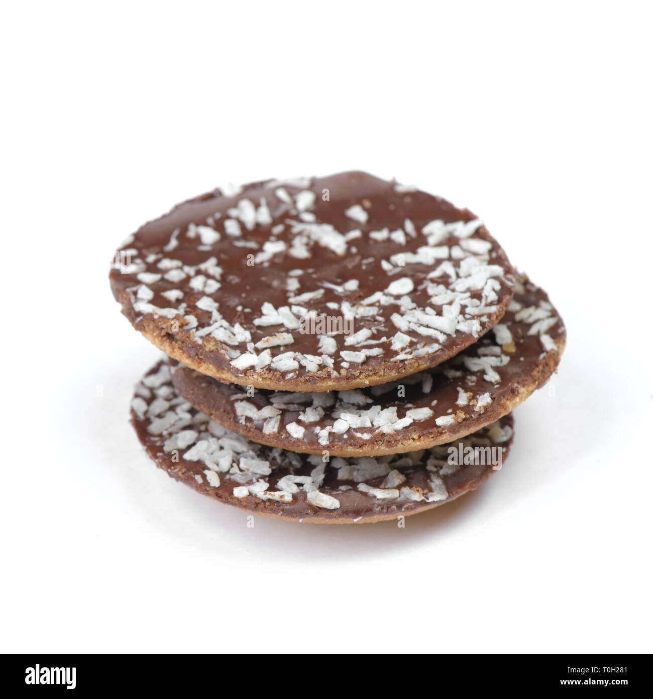 Pochi i biscotti al cioccolato con scaglie di noce di cocco isolato su bianco Foto Stock