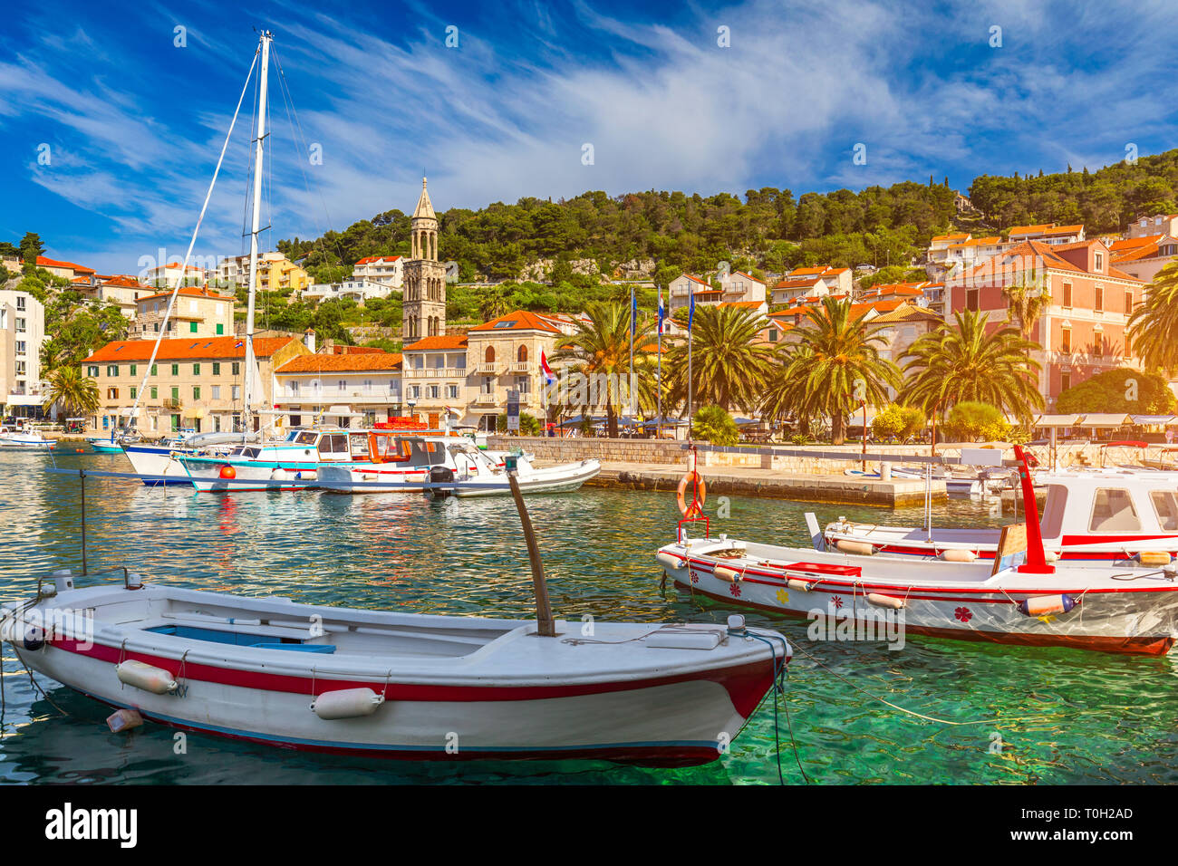 Scenario colorato nella città del Mediterraneo Hvar, famoso luogo di viaggio sul mare Adriatico, Croazia. Incredibile Hvar città sull'isola di Hvar, Croazia. Vista del Hvar Foto Stock