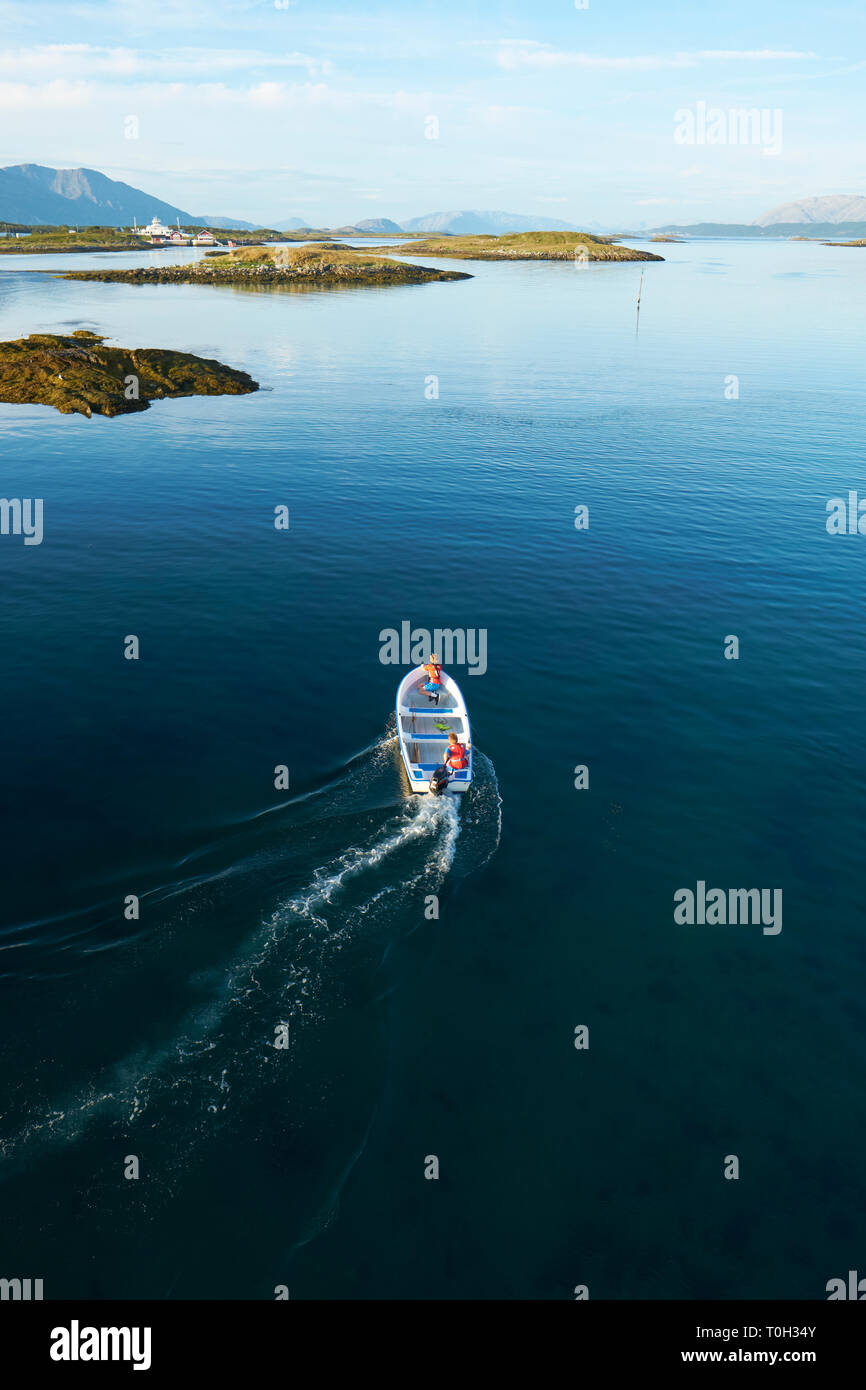 Esplorando le molte isole e coste in estate seascape di Heroy e Alsta in Helgeland Nordland Norvegia - vista aerea Foto Stock