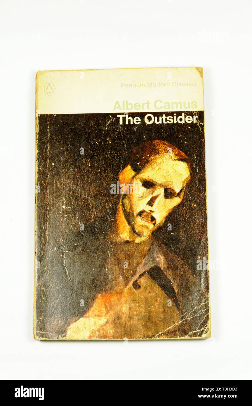 Penguin classici moderni traduzione dell'outsider da Albert Camus Foto Stock