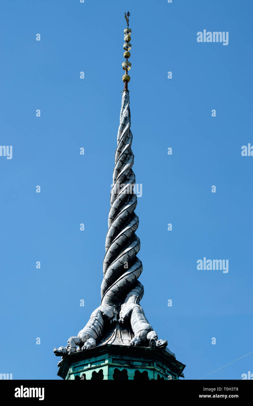 Danimarca, Copenaghen, l'edificio dello Stock Exchange e la guglia Foto Stock