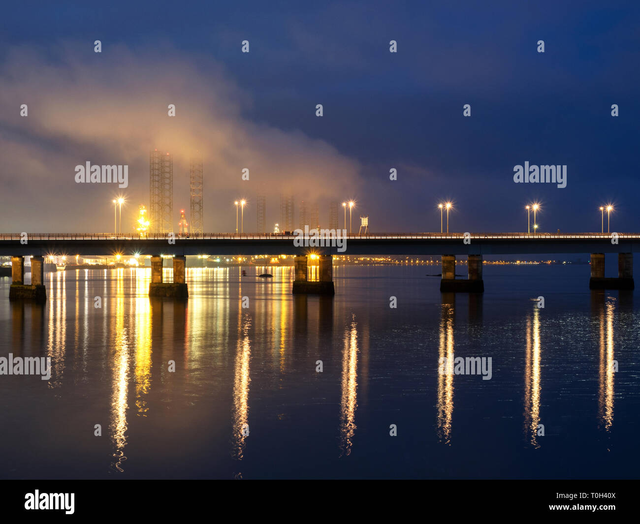 Tay Bridge da Riverside Esplanade e il porto di Dundee al crepuscolo Dundee Scozia Scotland Foto Stock