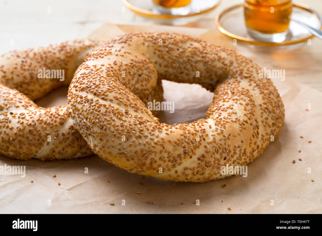 Tradizionale fresca di forno simit turco pane e tè Foto Stock