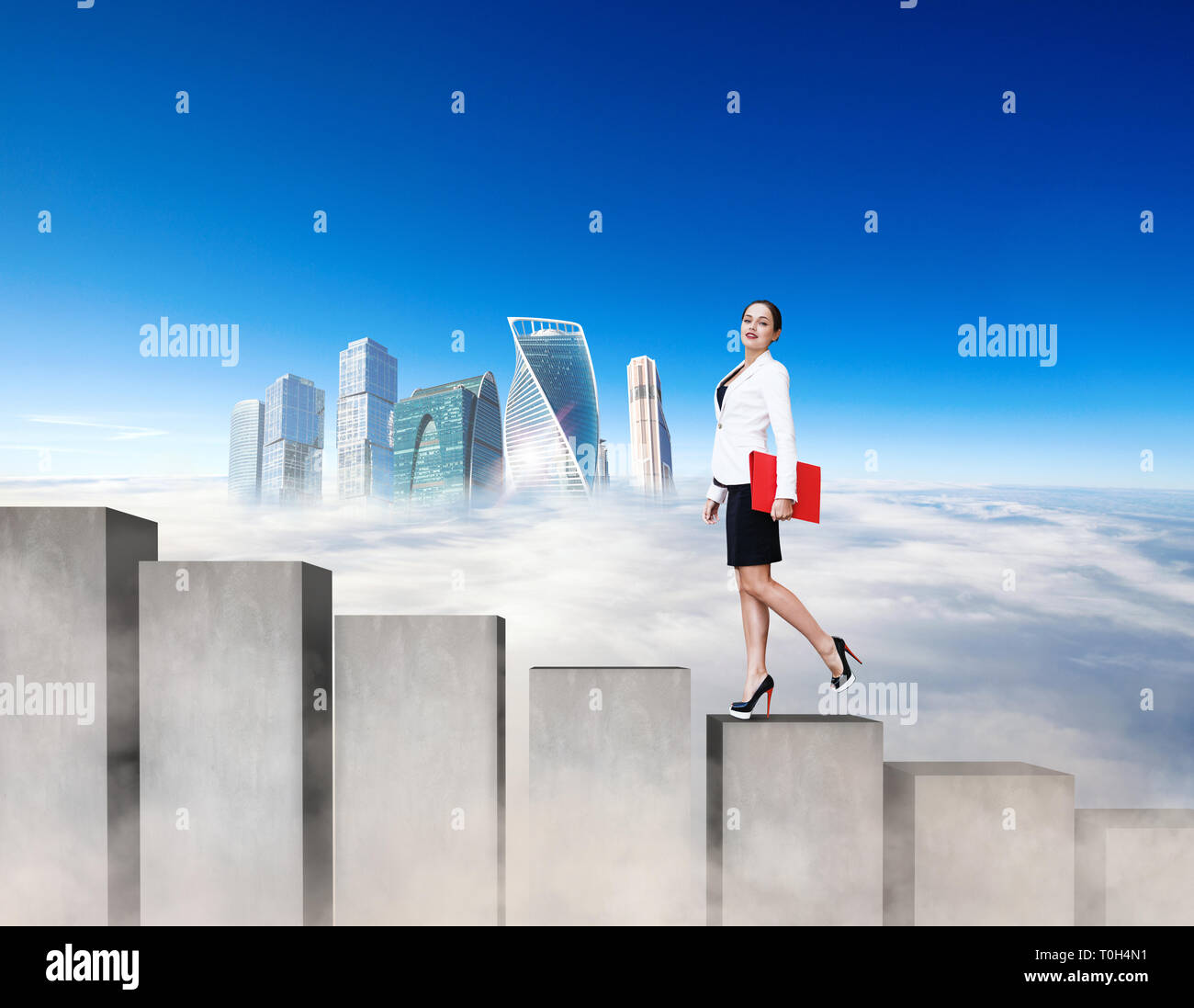 Business donna salendo le scale in calcestruzzo blocchi. Foto Stock