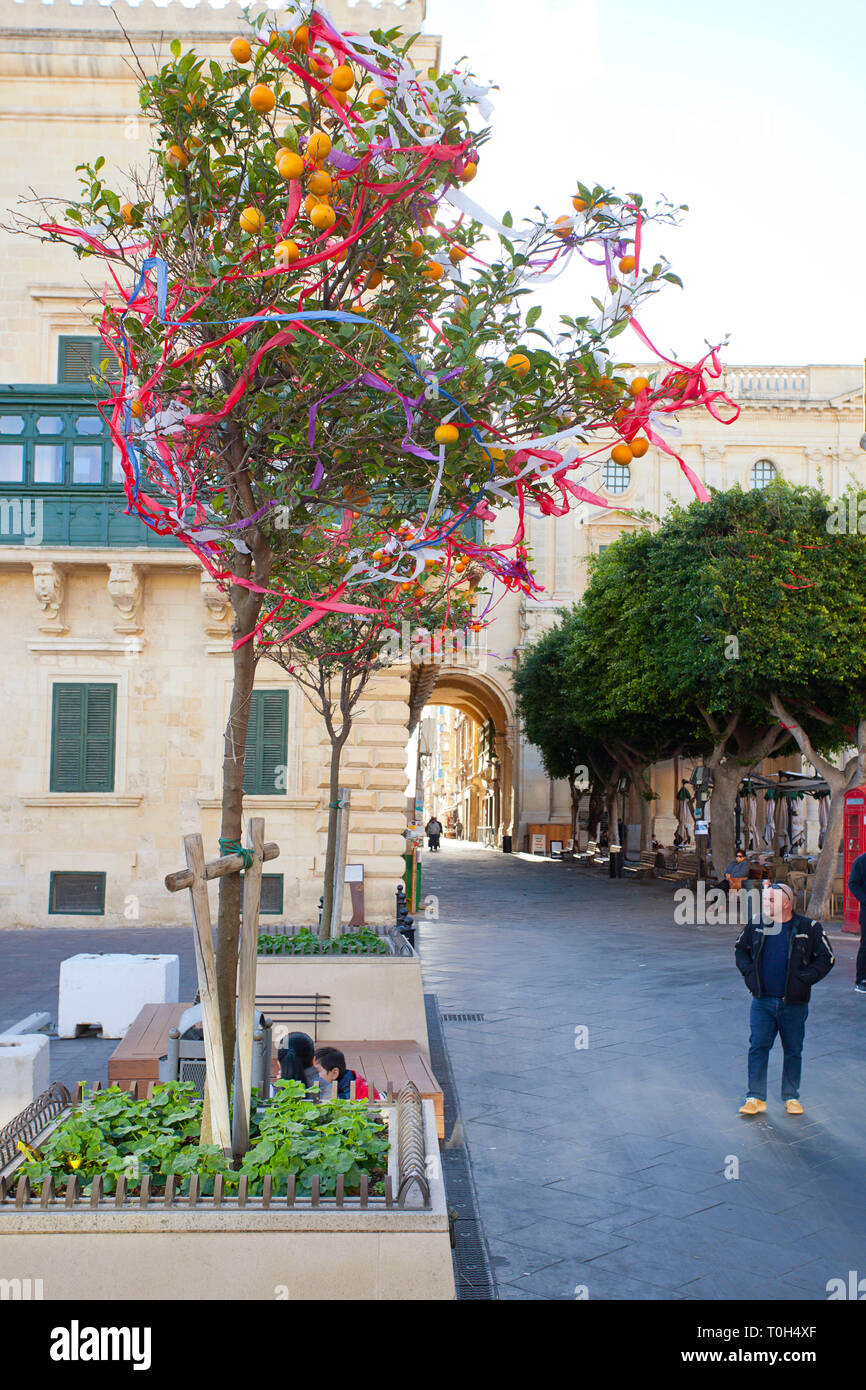 Uomo in strada e albero decorato Foto Stock