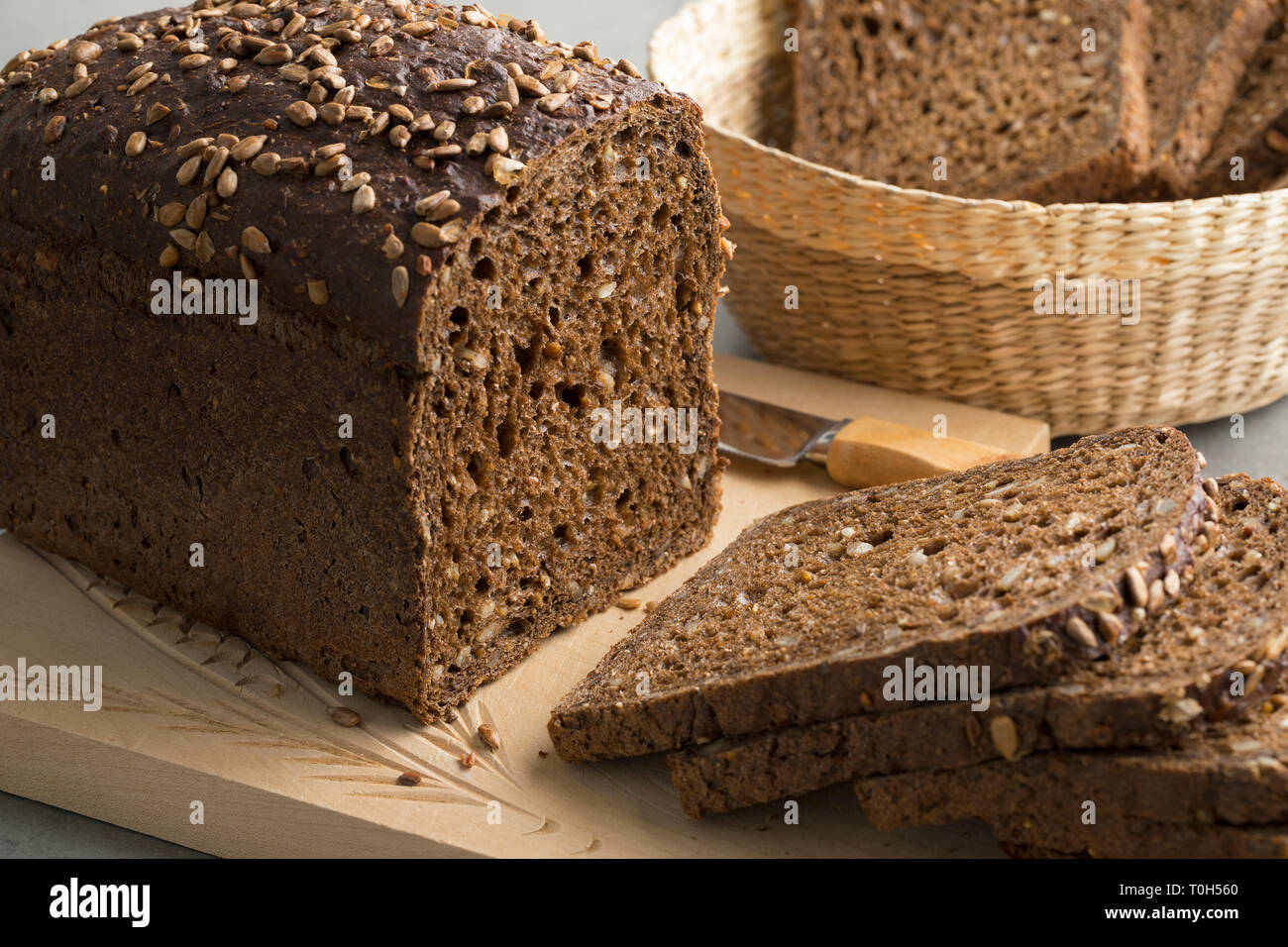 Multi-pane di grano e le fette su un tagliere close up Foto Stock