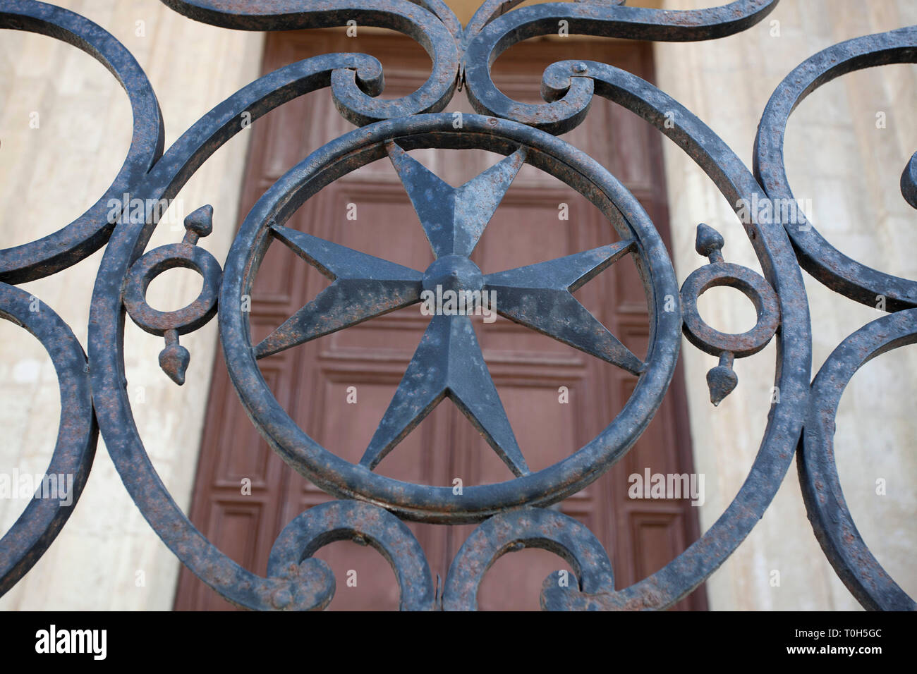 Croce di Malta lamiera balcone e porta Foto Stock