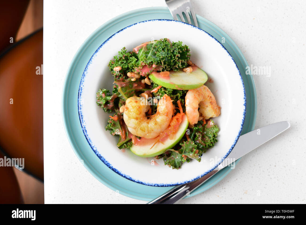 Cibo insalata di cavolo con gamberi e apple su di esso in una cucina domestica Foto Stock