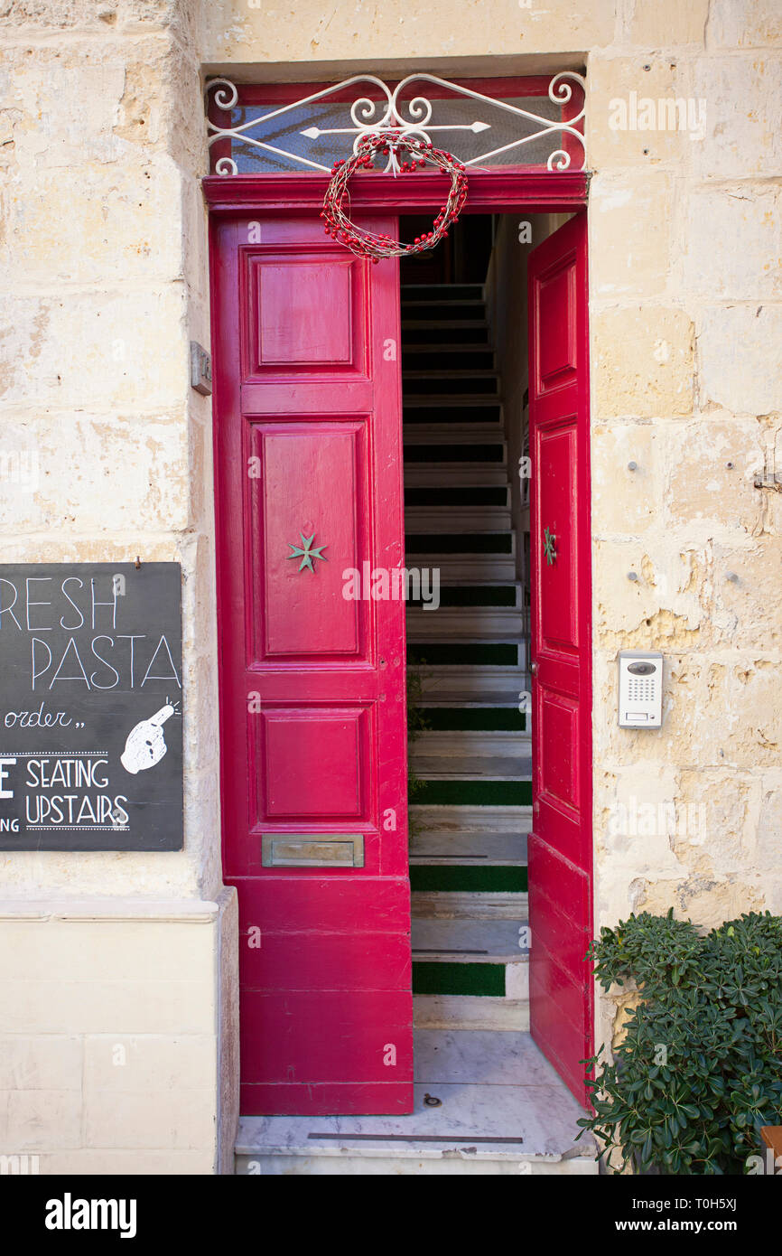 Ornato porta in legno sull'isola di Malta Foto Stock