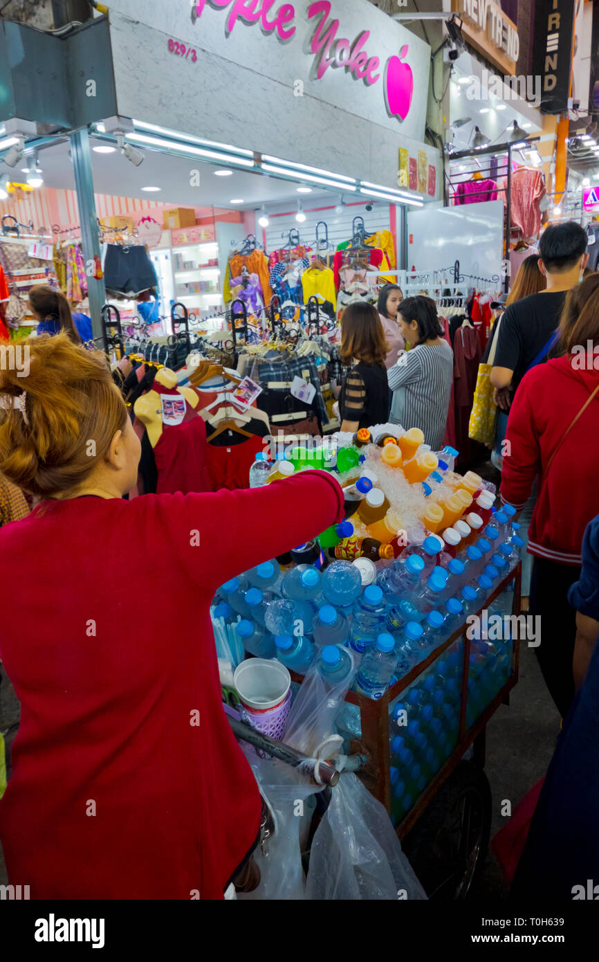 Fornitore di bevande, Mercato Pratunam, Ratchathewi, Bangkok, Thailandia Foto Stock