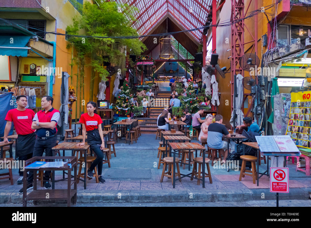 Sunset Street bar e ristorante, Khaosan Road, Banglamphu, Bangkok, Thailandia Foto Stock