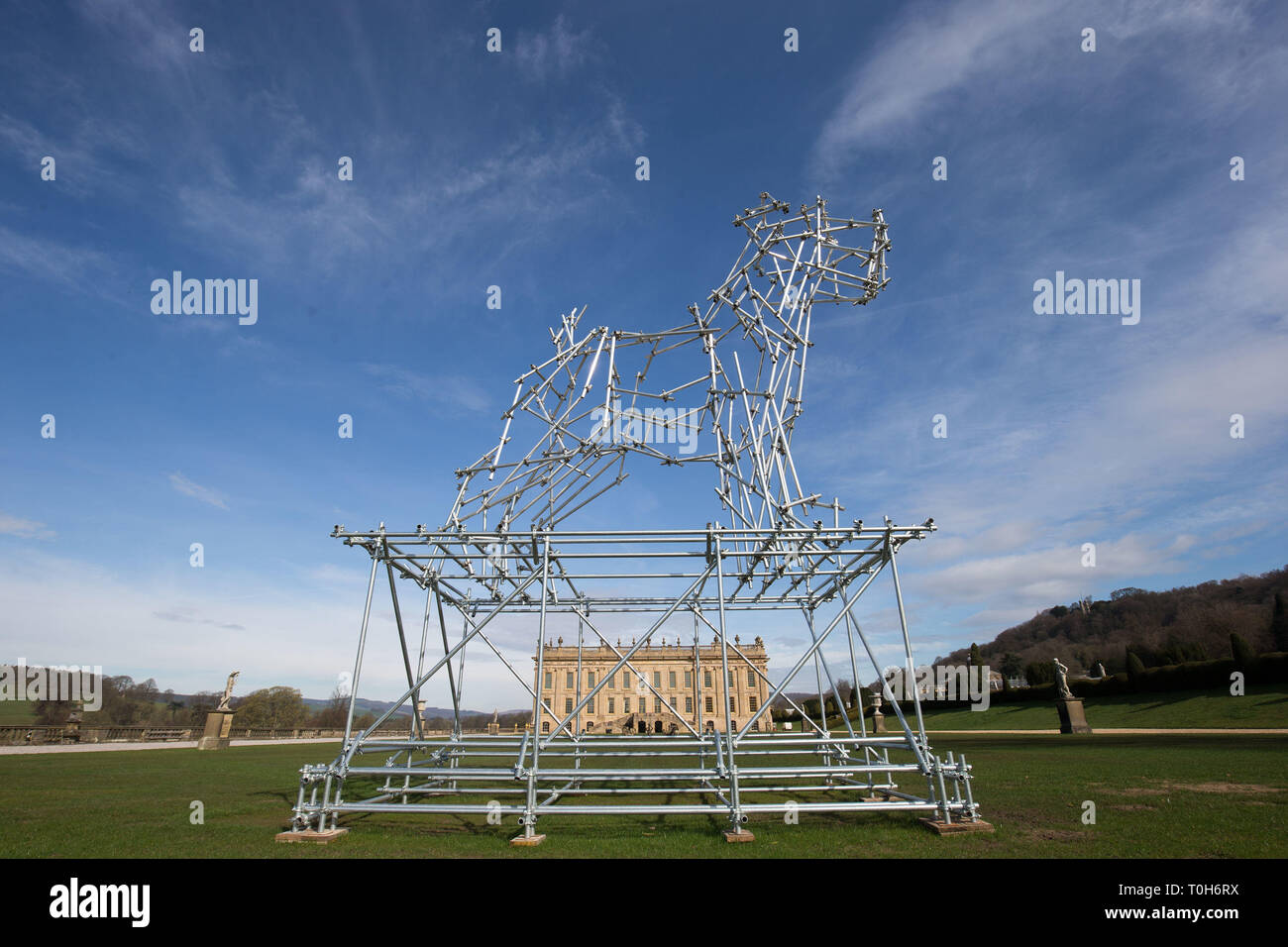 Un 8 metro di altezza ponteggio in alluminio cane da artista ben lunga, a Chatsworth House, Bakewell nel Derbyshire come il Duca e la Duchessa di Devonshire lancio Chatsworth's 2019 mostra. Foto Stock