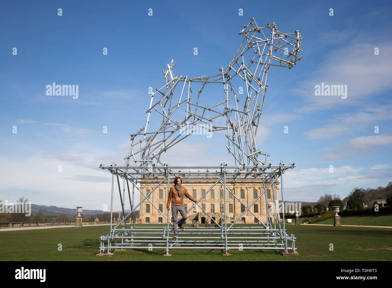 Artista Ben lunga con i suoi 8 metri di altezza ponteggio in alluminio cane, a Chatsworth House, Bakewell nel Derbyshire come il Duca e la Duchessa di Devonshire lancio Chatsworth's 2019 mostra. Foto Stock