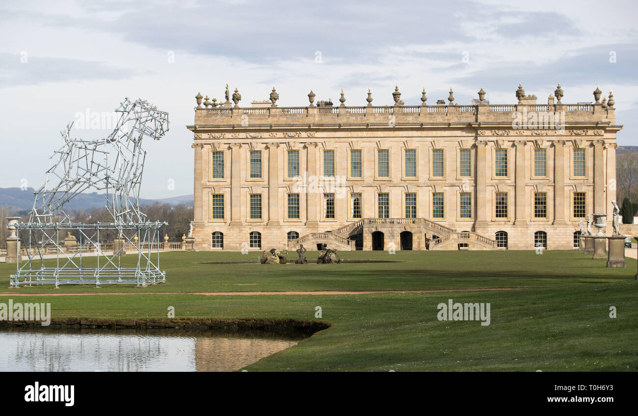 Un 8 metro di altezza ponteggio in alluminio cane da artista ben lunga, a Chatsworth House, Bakewell nel Derbyshire come il Duca e la Duchessa di Devonshire lancio Chatsworth's 2019 mostra. Foto Stock