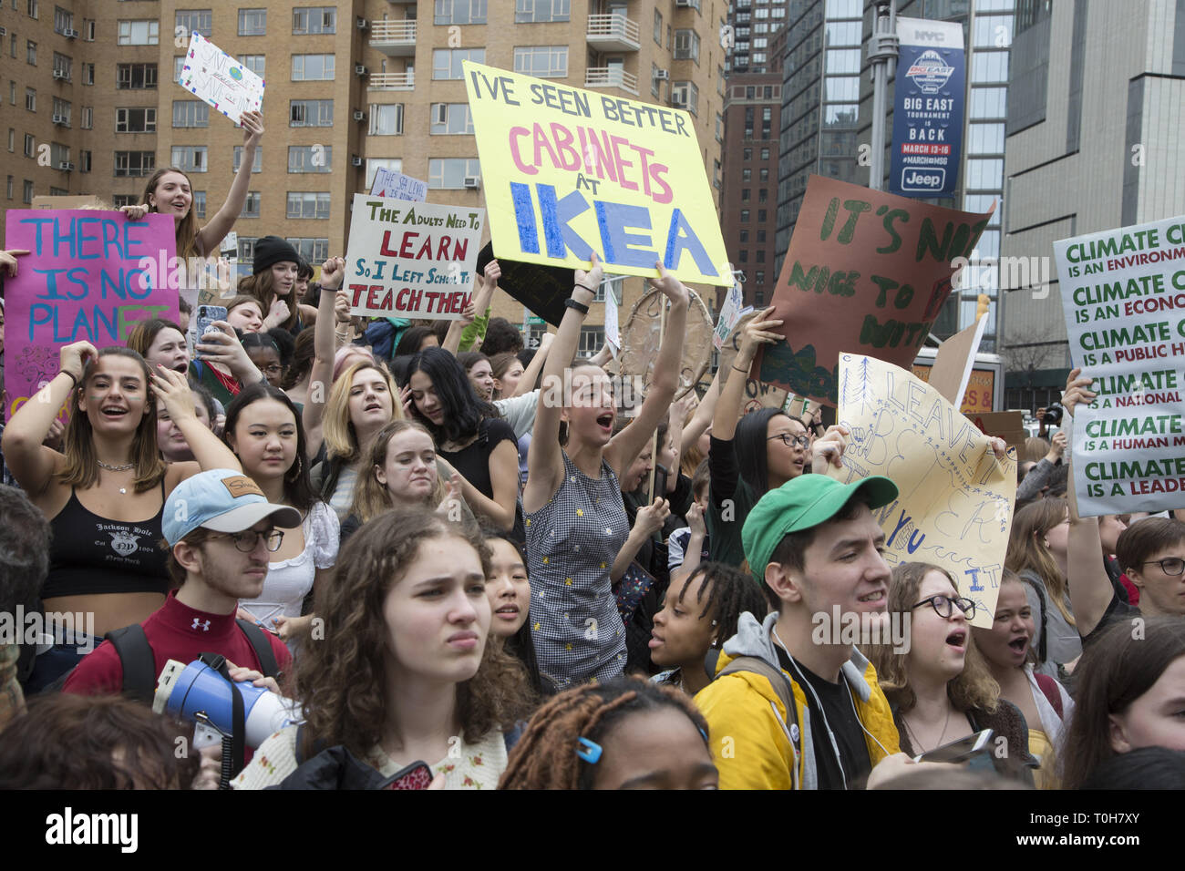 New York City scuola gli studenti partecipano a un sciopero internazionale contro i cambiamenti climatici e per spingere i politici a fare leggi il taglio di gas ad effetto serra e di passare un "New Deal Verde' nel Congresso. Foto Stock