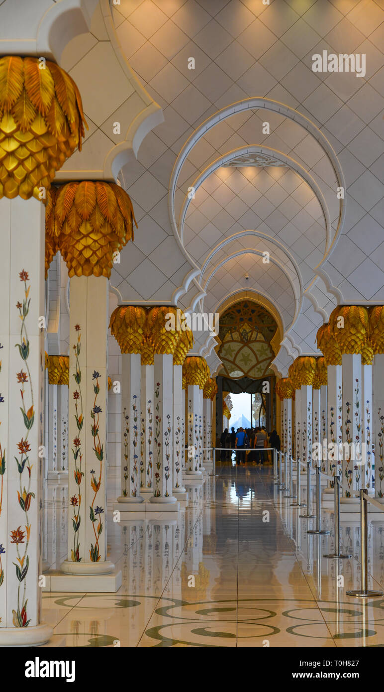 Abu Dhabi - 8 dicembre 2018. Moschea Sheikh Zayed (Grande Moschea di Abu Dhabi, negli Emirati Arabi Uniti. La moschea è Abu Dhabi star attrazione, anche uno del mondo preferito Foto Stock