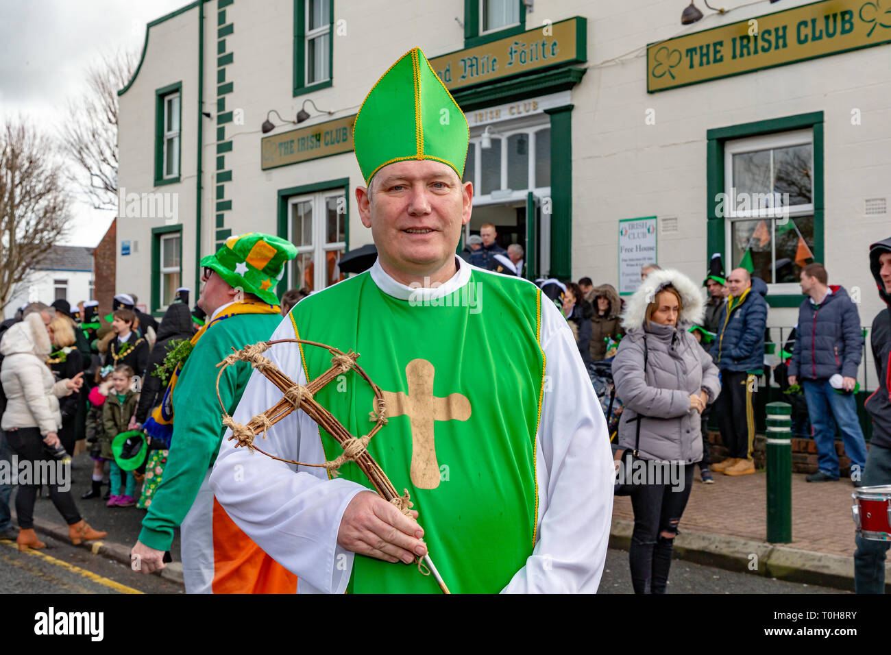L annuale il giorno di San Patrizio Parade presso il Club irlandese in Orford Lane per 'il fiume della vita' in Bridge Street dove un breve servizio era detenuto da ricordare Foto Stock