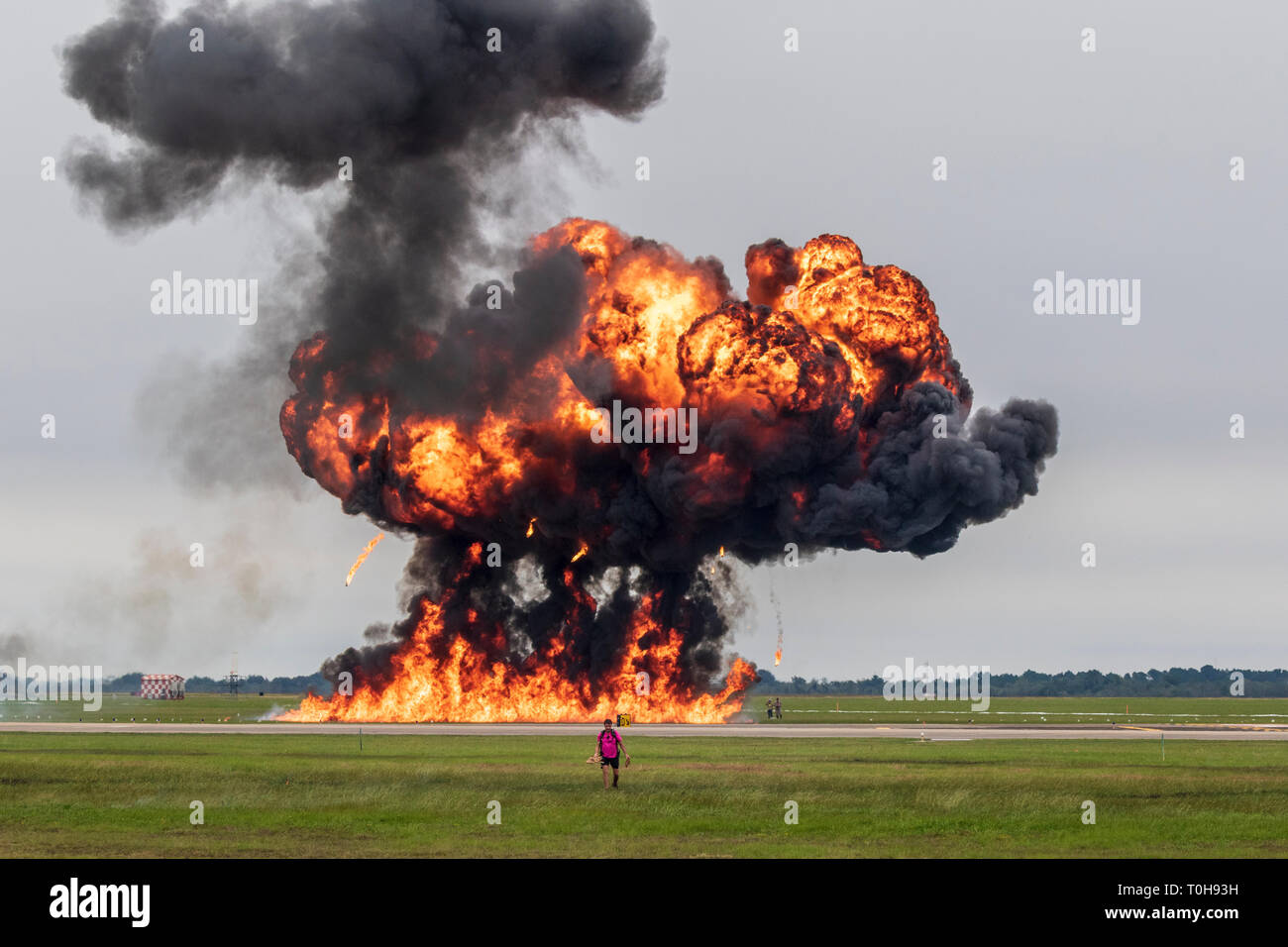 Fuochi d'artificio a 2018 Wings Over Houston Air Show in Houston, Texas. In primo piano gli articoli inclusi Blue Angels e aviazione altri programmi correlati. Foto Stock