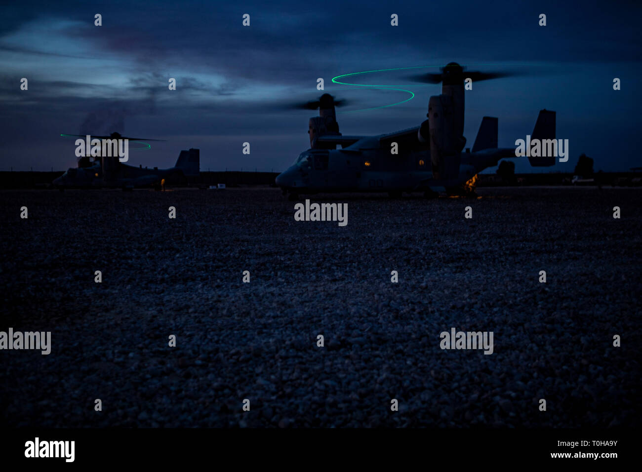 Stati Uniti Marines con Marine mezzo squadrone Titlrotor 165, attaccato Special Purpose Marine Air Ground Task Force Response-Central crisi comando, utilizzare una MV-22B Osprey alla marcia di trasferimento da marines con armi Company, 3° Battaglione, 4 Marines, nel sud-ovest Asia, 10 marzo 2019. SPMAGTF-CR-CC è specificamente progettato per essere in grado di dispiegare aviation, massa e forze di logistica in avanti con un preavviso di pochi istanti. Regno gli sforzi internazionali contro Daesh impedirà la sua capacità di assumere, treno, equipaggiare, finanza, piano, ispirare e condurre estremista violento atti, a livello regionale e a livello globale. (U.S. Ma Foto Stock