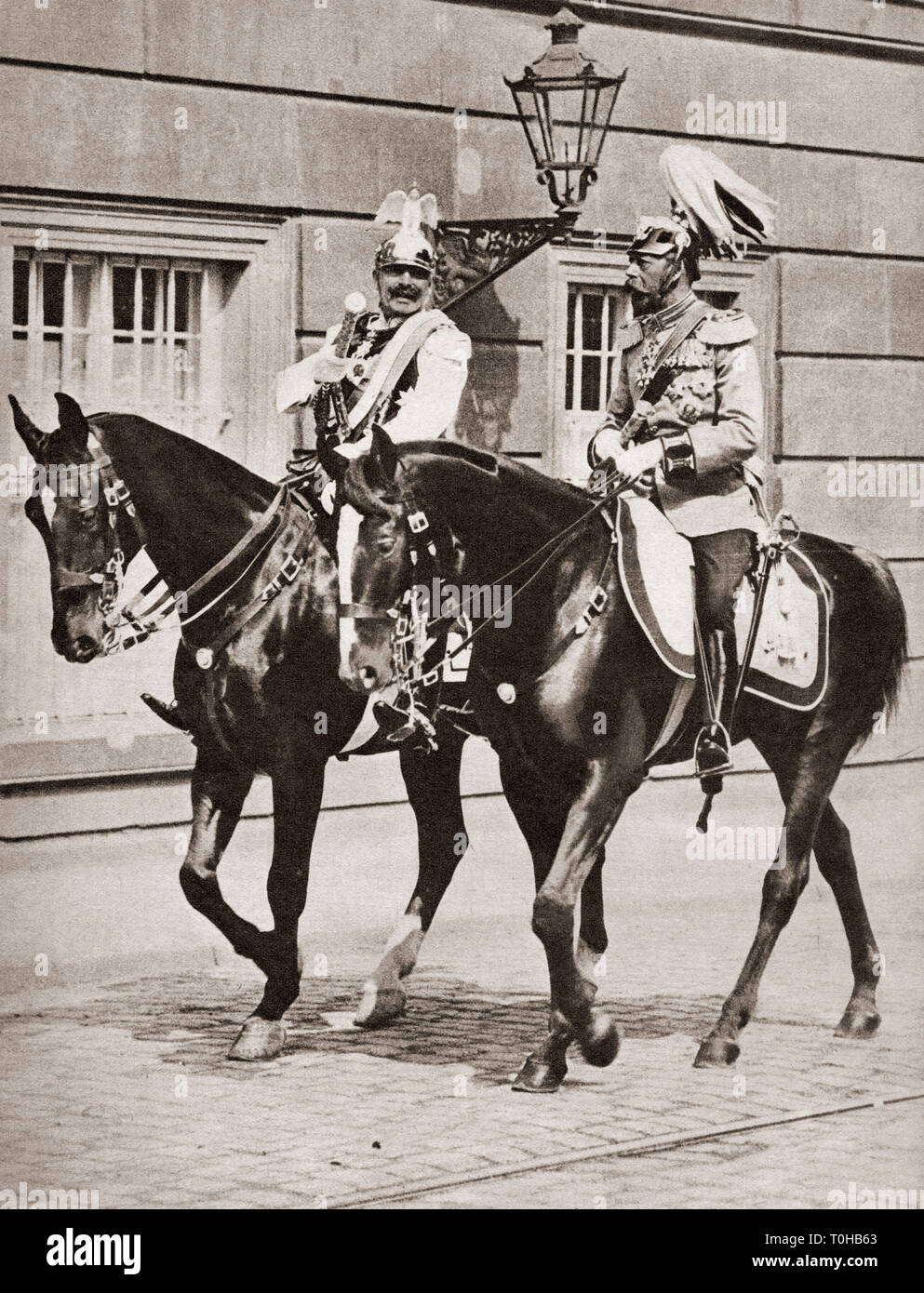 Re Giorgio V e Kaiser Wilhelm II lasciando Potsdam frequentare la revisione delle truppe Foto Stock