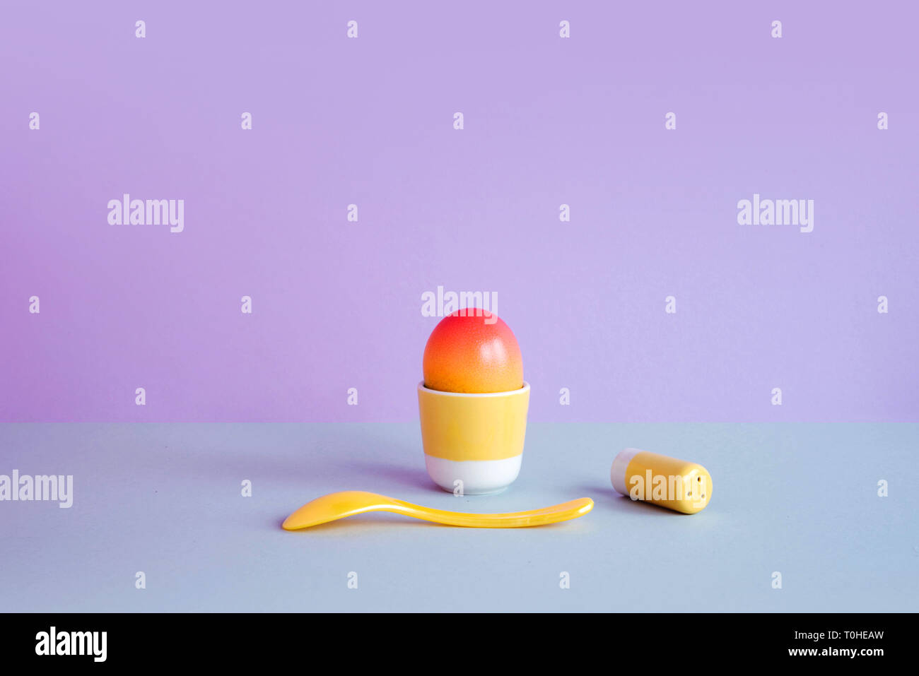 Uova dipinte su sfondo color pastello. Foto Stock