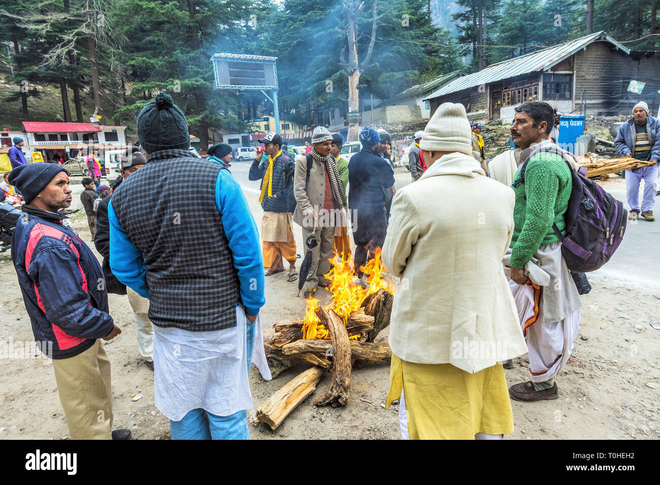 La gente intorno al falò, Bhairon Ghati, Gangotri, Uttarakhand, India, Asia Foto Stock