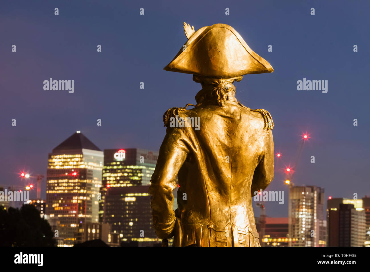 Inghilterra, Londra Greenwich, Statua di Ammiraglio Lord Nelson e la Skyline di Docklands Foto Stock