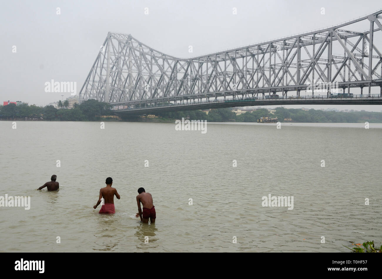 Gli uomini la balneazione nel fiume hooghly, Calcutta, West Bengal, India, Asia Foto Stock