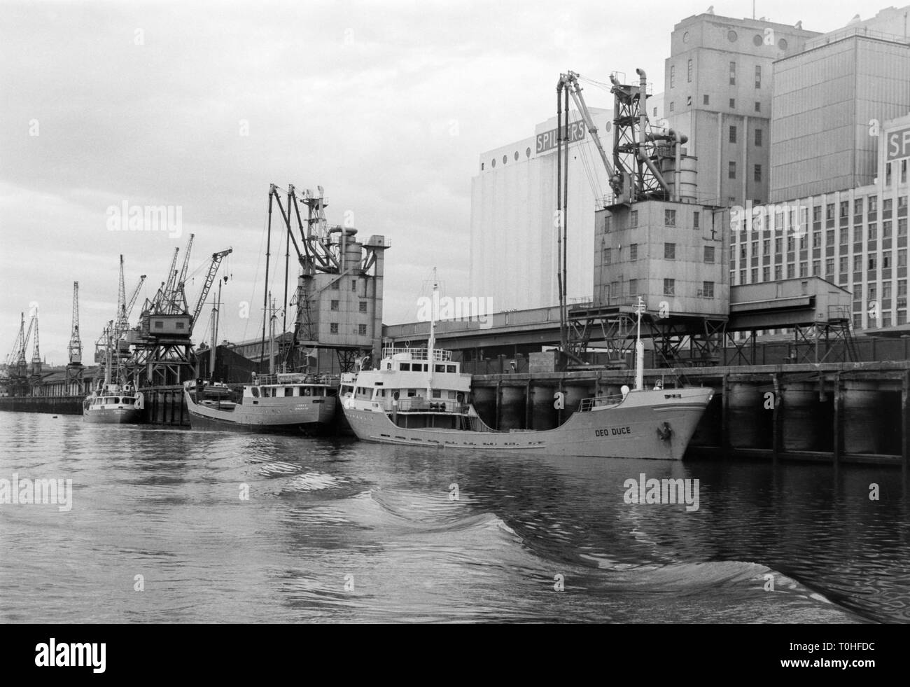 Nei primi anni settanta foto di navi ormeggiate nei confronti di Spillers mulino di farina wharf a Newcastle upon Tyne, England, Regno Unito Foto Stock