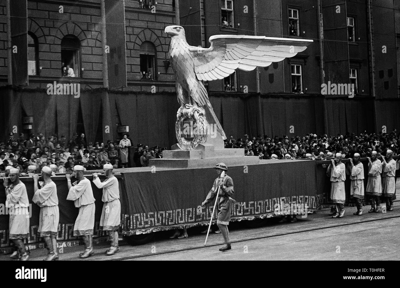 Il Nazionalsocialismo, parate, 'Tag der deutschen Kunst di Monaco di Baviera, 8th- 10.7.1938, processione, Ludwigstrasse (street), diagramma, Imperial Eagle, Additional-Rights-Clearance-Info-Not-Available Foto Stock