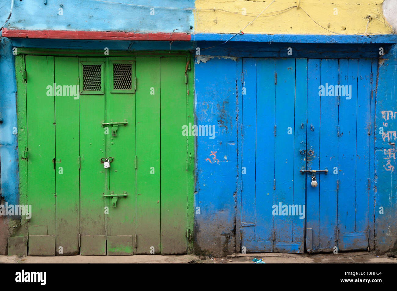 Il verde e il blu il colore le porte chiuse, Calcutta, West Bengal, India, Asia Foto Stock