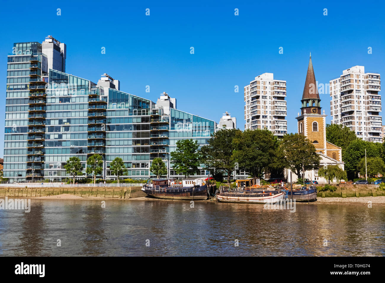 Inghilterra, Londra, Battersea, Chiesa di Santa Maria e la torre di Montevetro Foto Stock