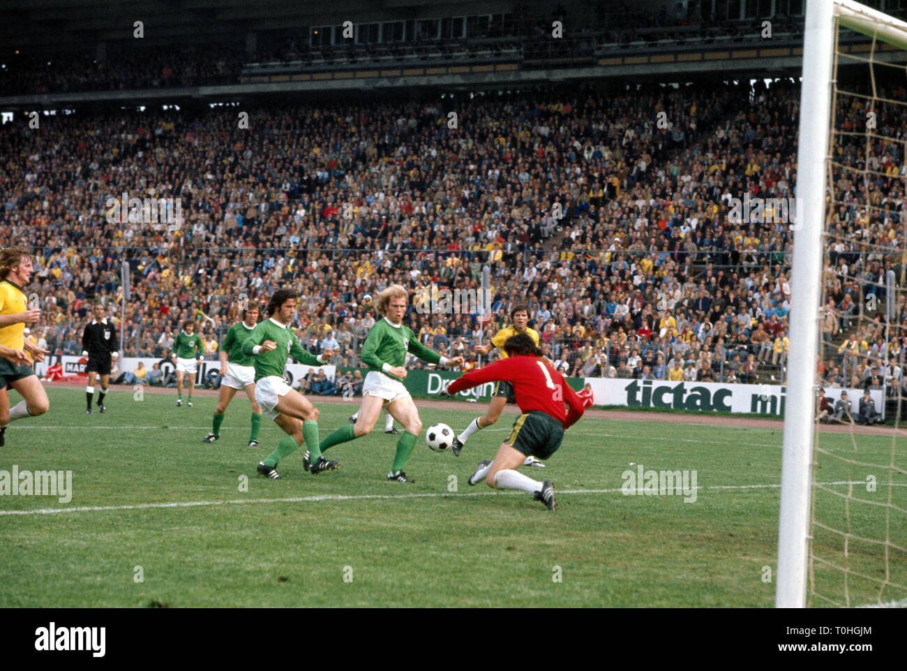 Sport, calcio, campionato del mondo campionato del mondo 1974, campionato mondiale finale, gioco di gruppo, Australia contro la Germania (0:3), scena del match con Uli Hoeness, Gerd Müller e Jack Reilly, Amburgo, Germania, 18.6.1974, Additional-Rights-Clearance-Info-Not-Available Foto Stock