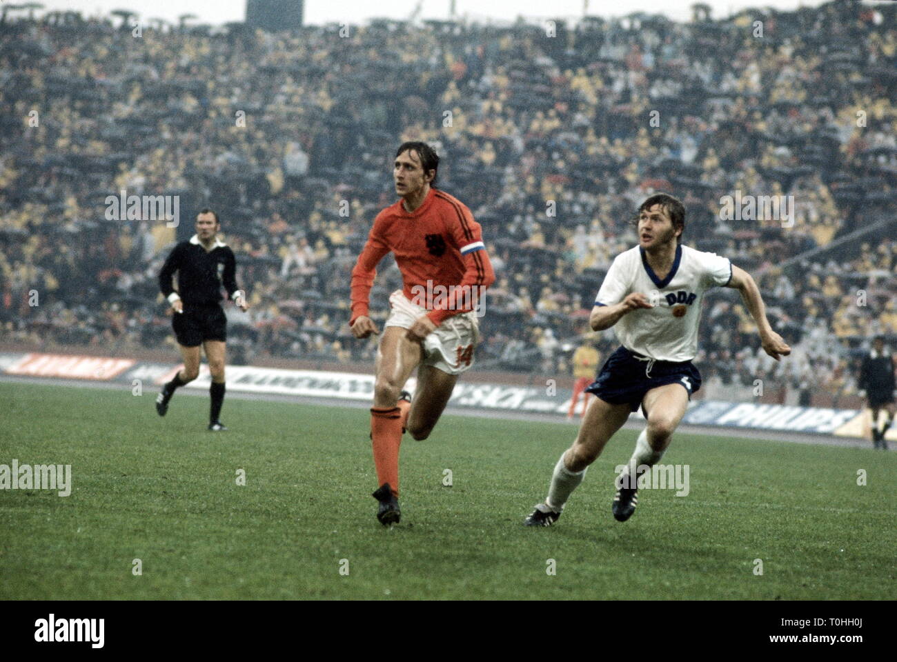 Sport, calcio, campionato del mondo campionato del mondo 1974, campionato mondiale finale, secondo round, RDT rispetto a Paesi Bassi (0: 2) a Gelsenkirchen, Germania, 30.6.1974, scena del match con Johan Gruyff e Konrad Weise, Additional-Rights-Clearance-Info-Not-Available Foto Stock