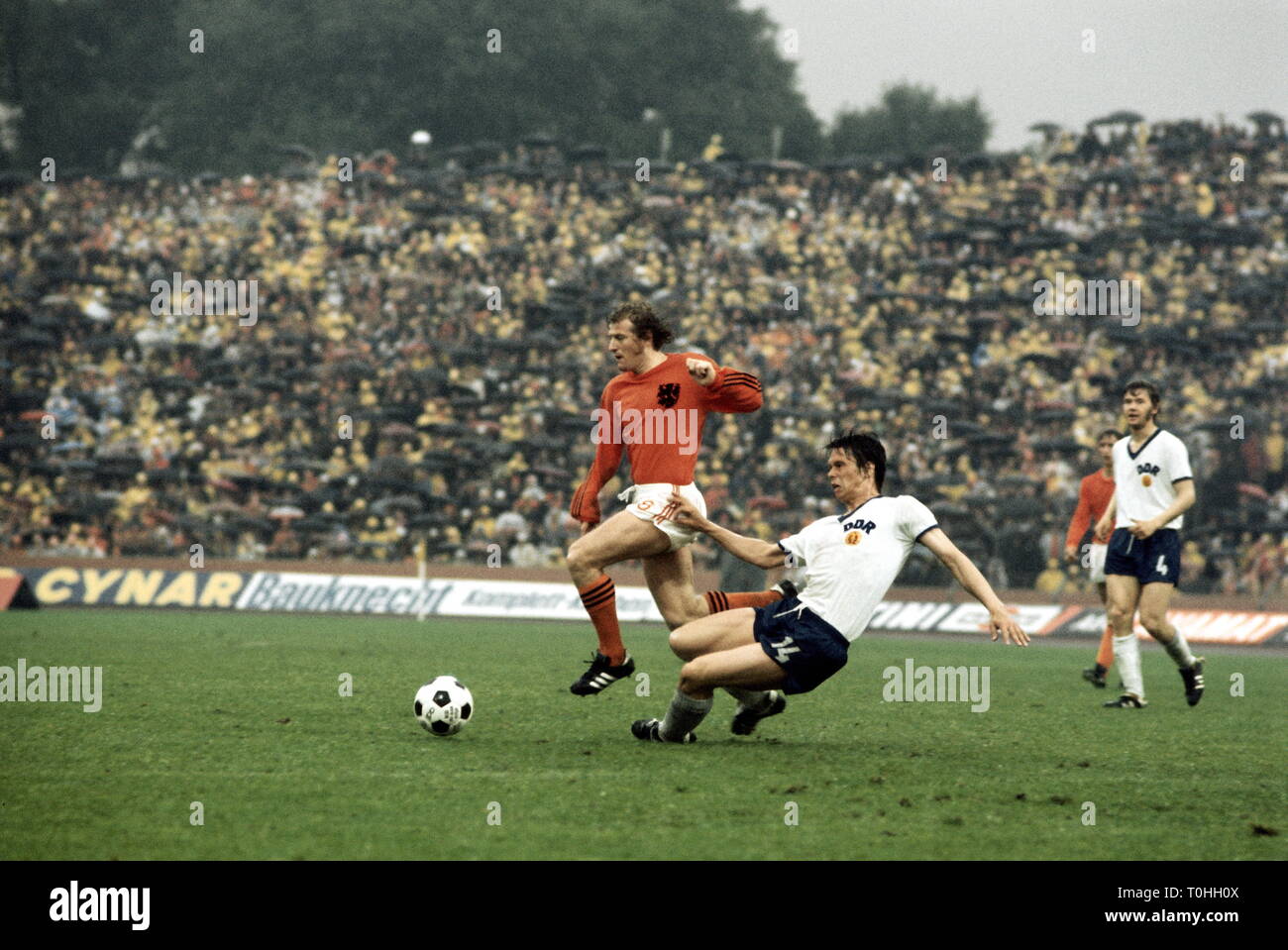 Sport, calcio, campionato del mondo campionato del mondo 1974, campionato mondiale finale, secondo round, RDT rispetto a Paesi Bassi (0: 2) a Gelsenkirchen, Germania, 30.6.1974, scena del match con Wim Jansen, Juergen Sparwasser, Additional-Rights-Clearance-Info-Not-Available Foto Stock