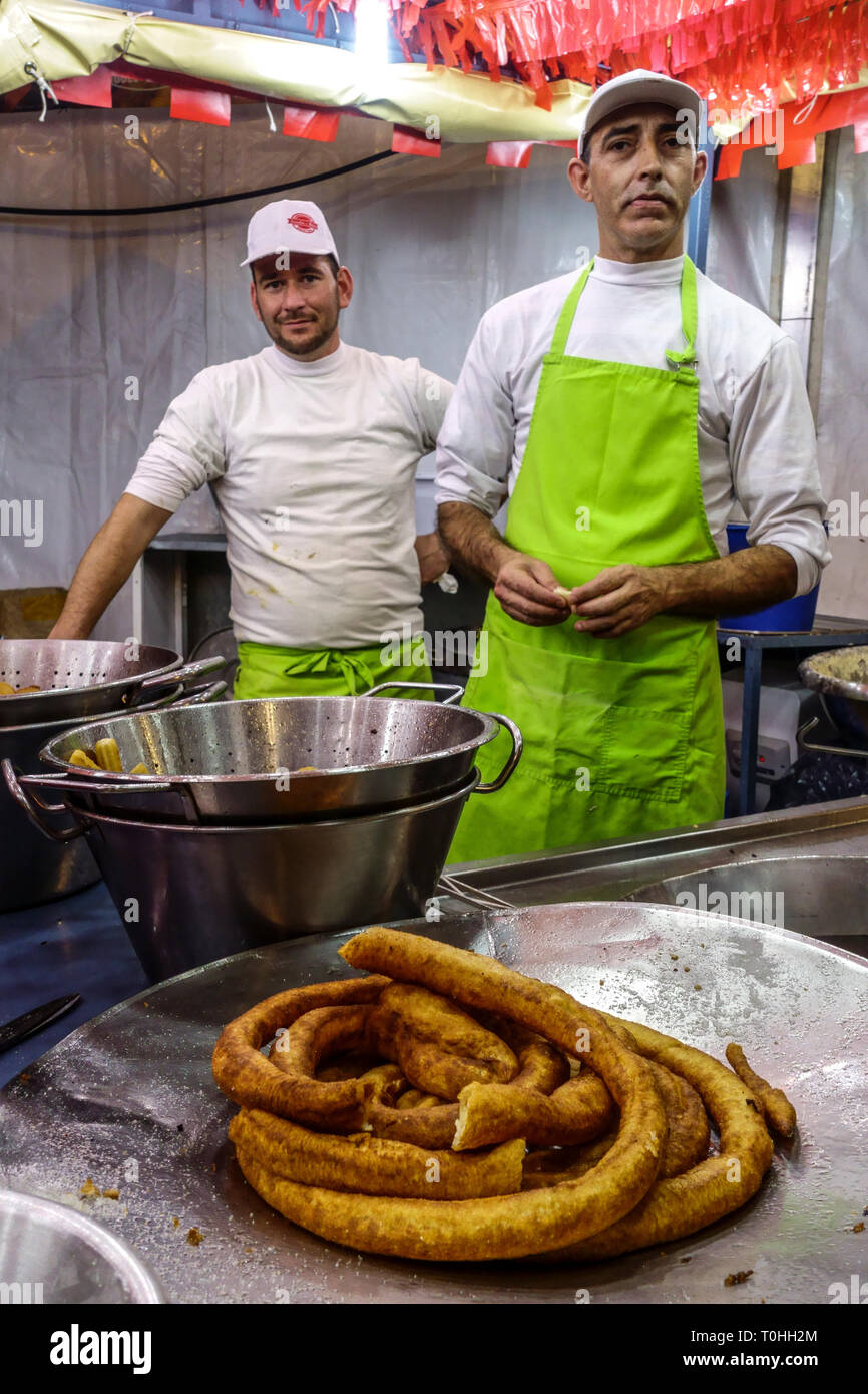 Due uomini che lavorano in churreria, churros è spagnolo dolci, cibo, Valencia churros Spagna Valencia cibo bunuelos Foto Stock