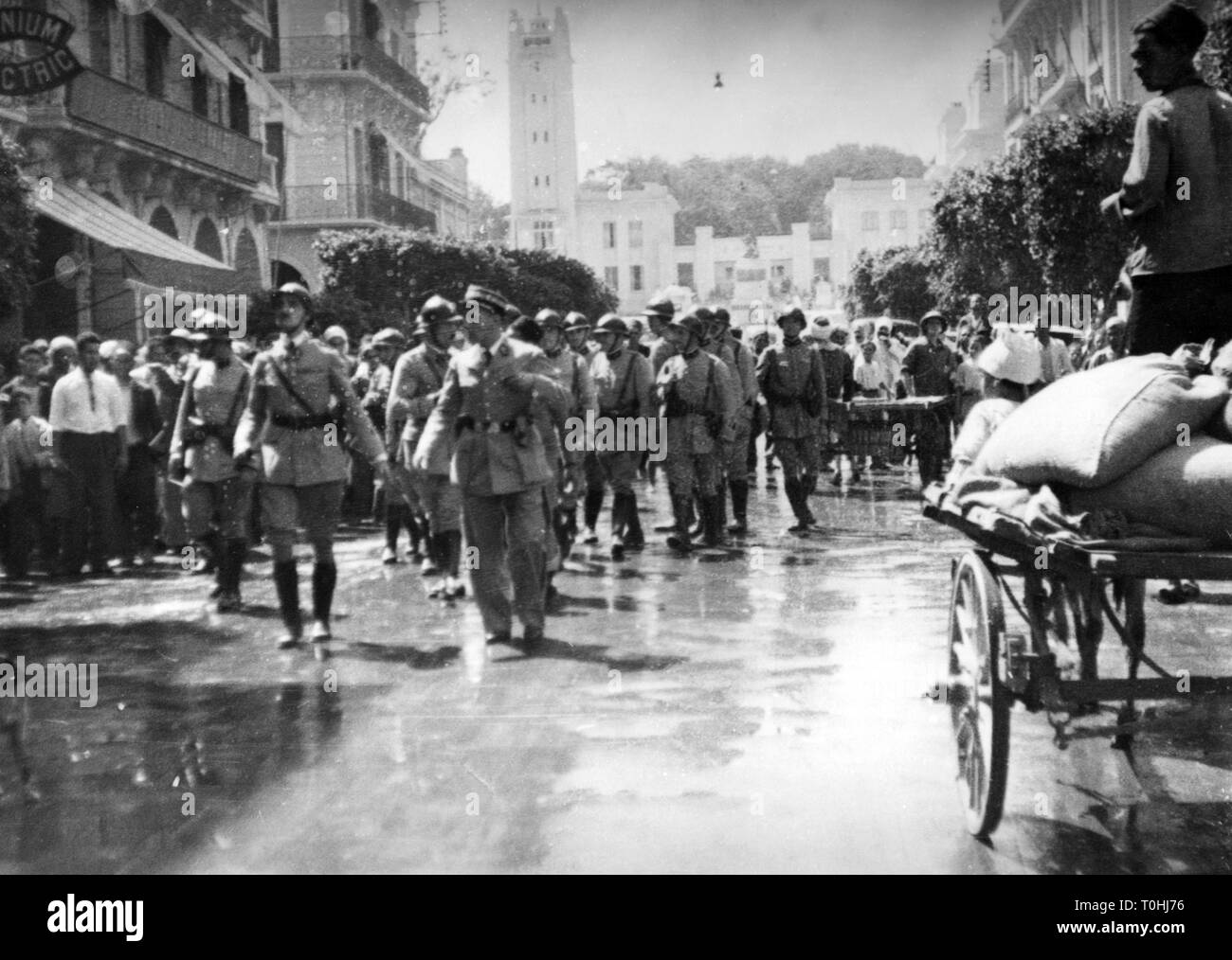 Geografia / viaggi, Algeria, politica, tumulti in Mostaganem, soldati francesi sulla strada, circa 1936, Additional-Rights-Clearance-Info-Not-Available Foto Stock