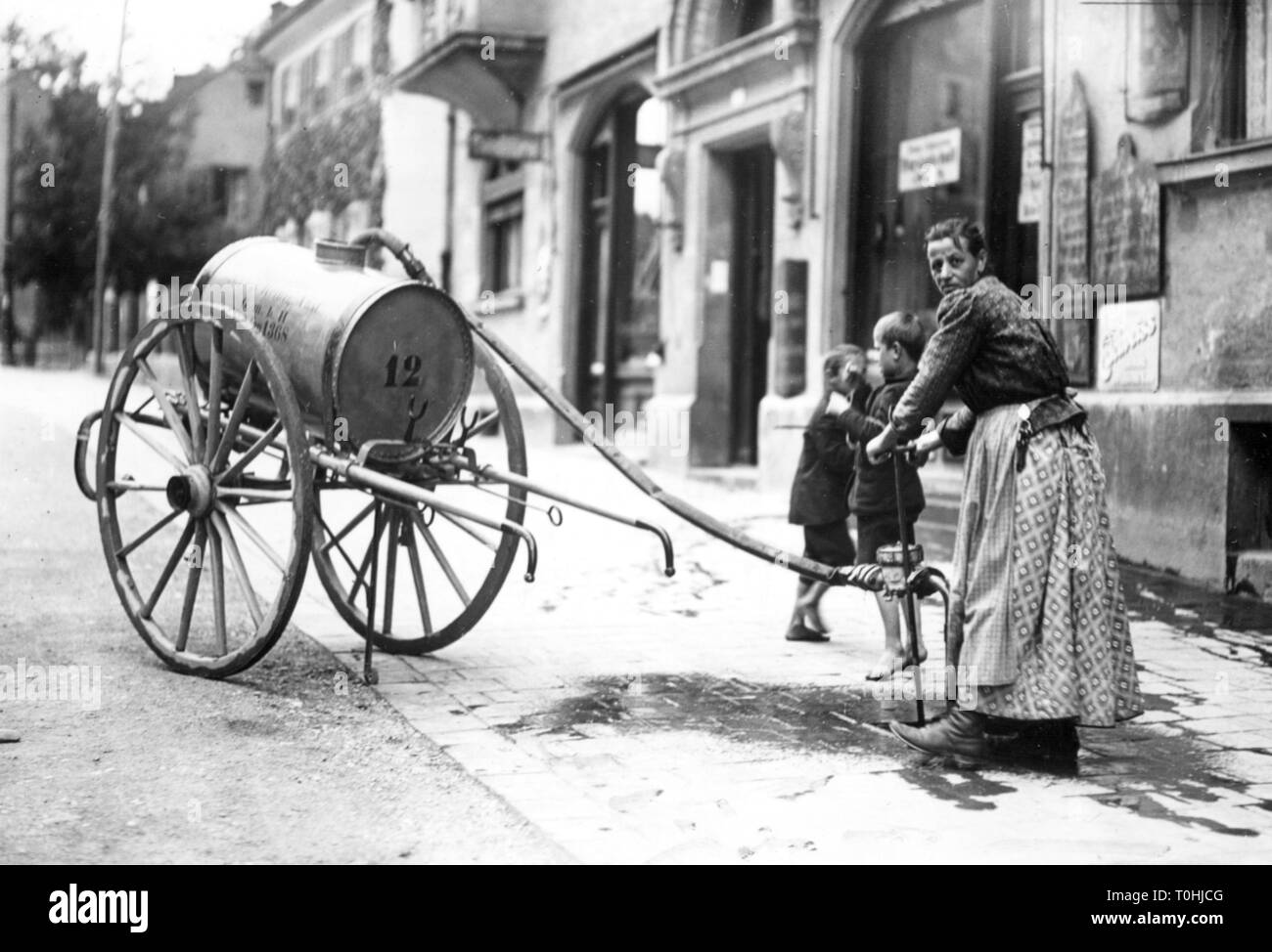 Persone, professione, street cleaner cleaner ricariche un barile di acqua in corrispondenza di un idrante, Monaco di Baviera, circa 1900, Additional-Rights-Clearance-Info-Not-Available Foto Stock
