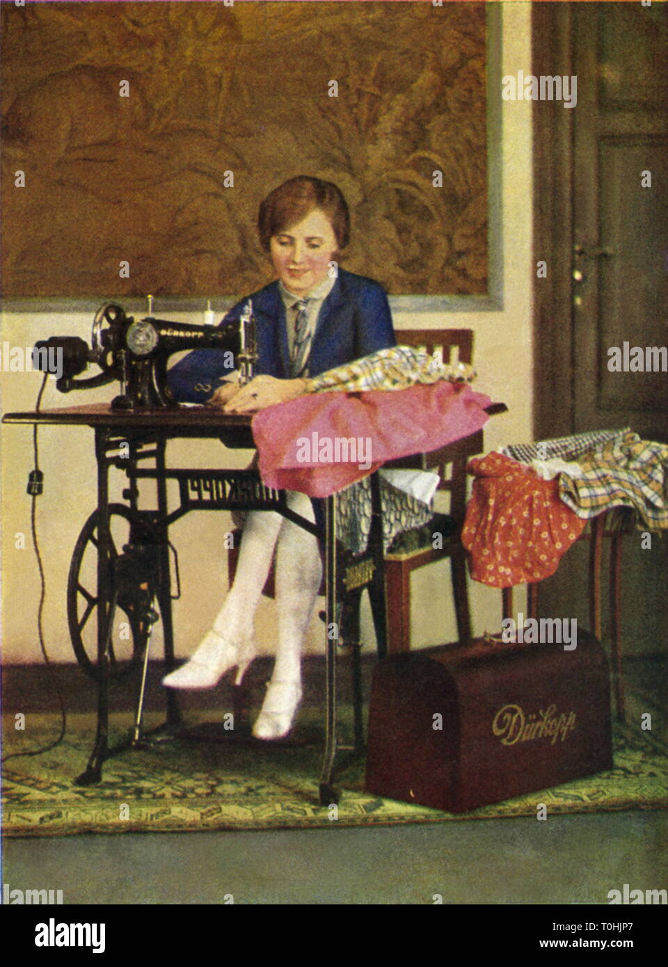 Domestico, la cucitura, la donna con la macchina da cucire, marchio Duerkopp, abito self cucitura, attrice e film di star Ossi Oswalda, Germania, circa 1929, Additional-Rights-Clearance-Info-Not-Available Foto Stock