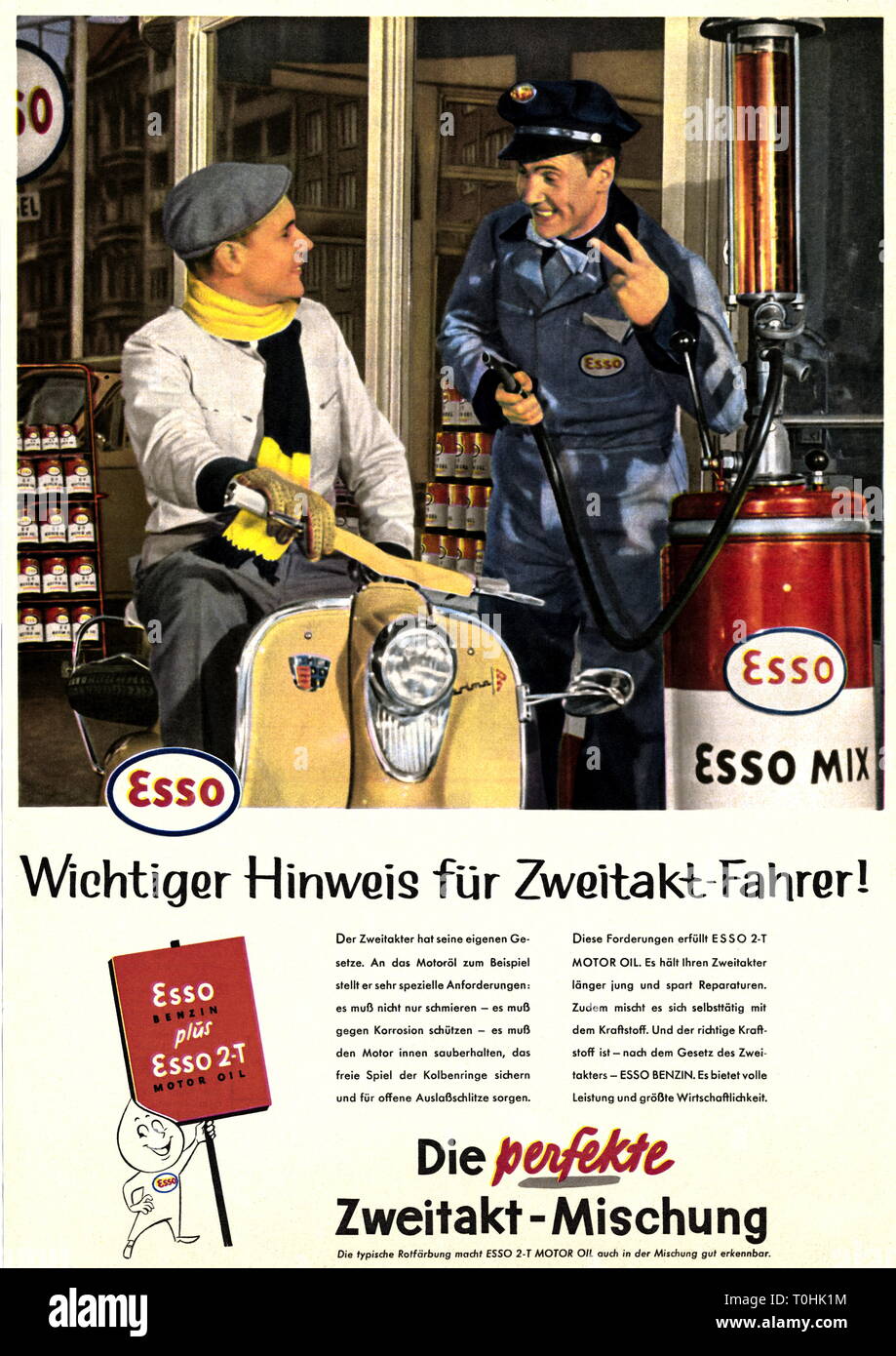 Pubblicità, servizio, esso stazione di benzina, stazione di riempimento attendant in uniforme consigliamo di olio motore, Germania, 1958, Additional-Rights-Clearance-Info-Not-Available Foto Stock